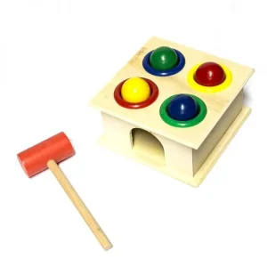 Cajita con martillo de madera