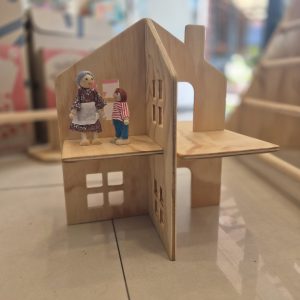 Casita de muñecas de madera